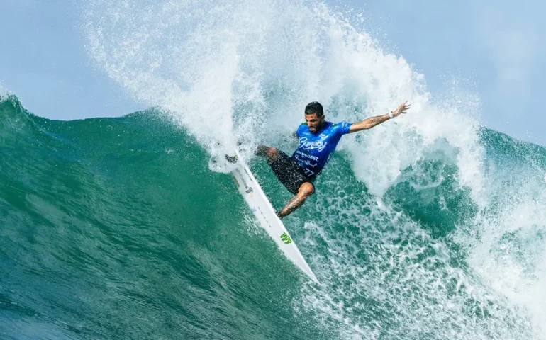 Filipe Toledo supera Gabriel Medina com atuação impecável em Gold Coast