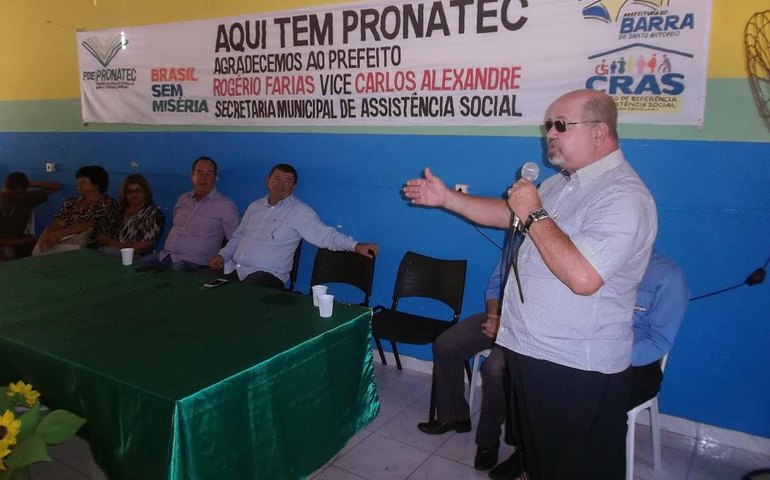 Prefeito entrega certificados de conclusão de curso do Pronatec na Barra de Santo Antônio