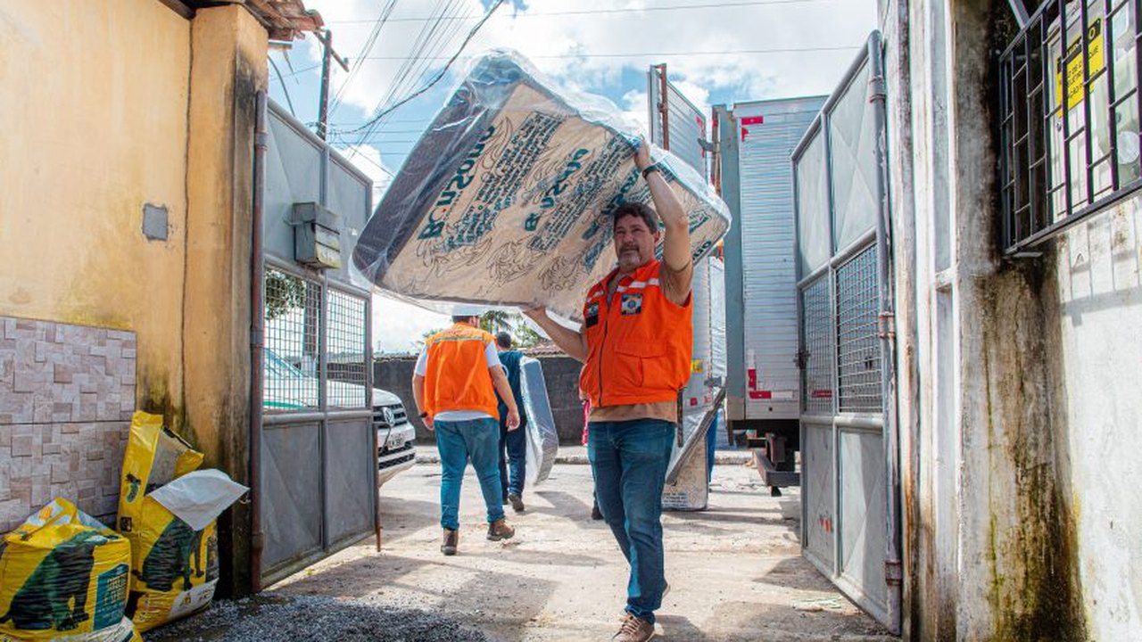 Moradores do ABC, em Rio Novo, recebem cestas básicas, colchões e kits de limpeza e higiene pessoal