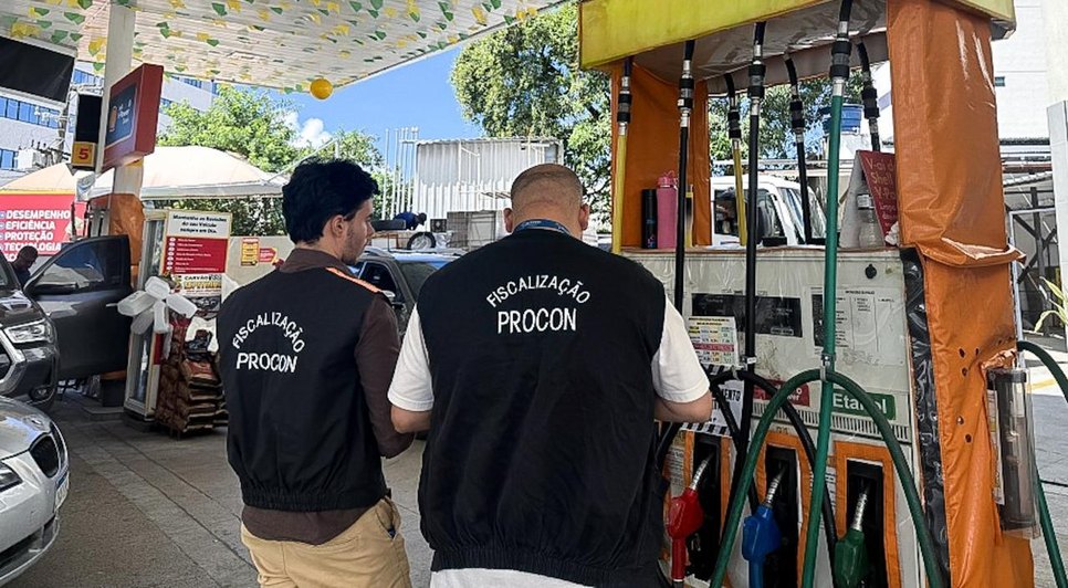 Fiscalização do Procon Maceió em postos de combustíveis.