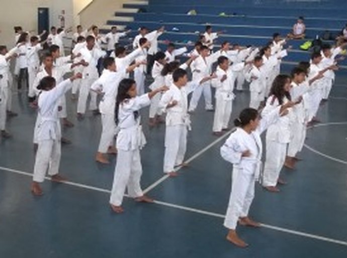 Karatê desenvolve e disciplina crianças do Lar São Domingos
