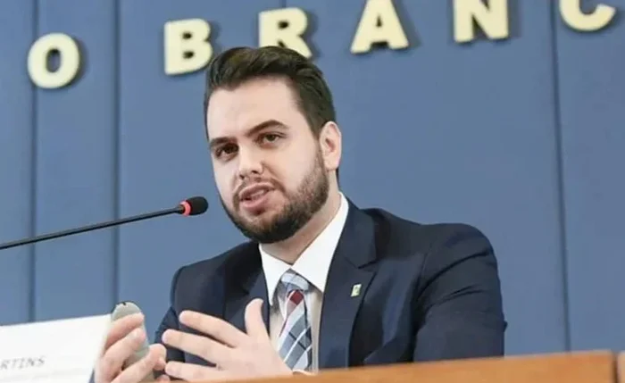 Filipe Martins, ex-assessor de Jair Bolsonaro, ficou preso preventivamente por quase seis meses