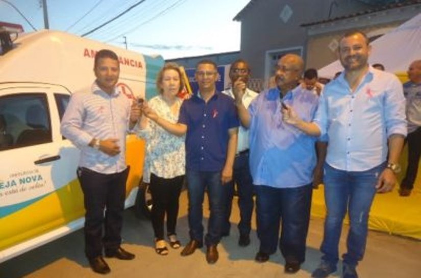 Prefeitura de Igreja Nova entrega duas novas ambulâncias e um ônibus escolar a população