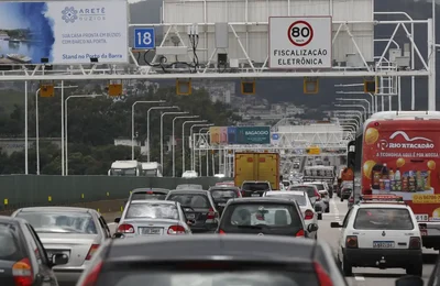 Carro é o principal meio de transporte para o trabalho, diz Censo