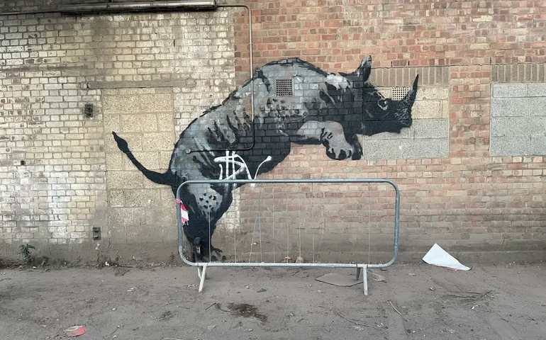 Depois de rinoceronte e outros bichos, surge um gorila liberando 'colegas' em zoo: Banksy ataca mais uma vez em Londres