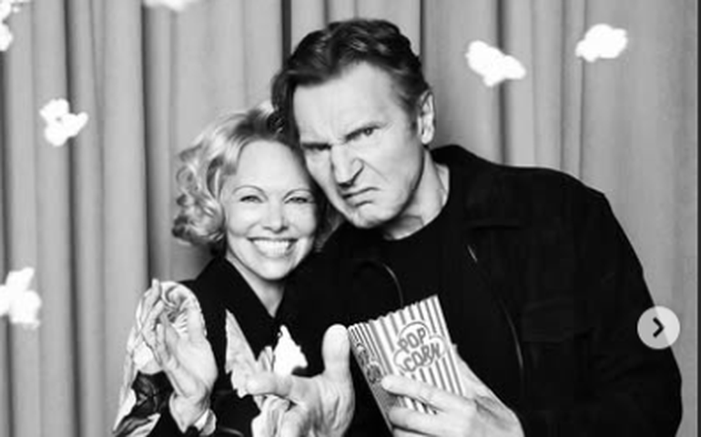 Irmã de ex-mulher de Liam Neeson comenta em fotos após notícia de namoro com Pamela Anderson