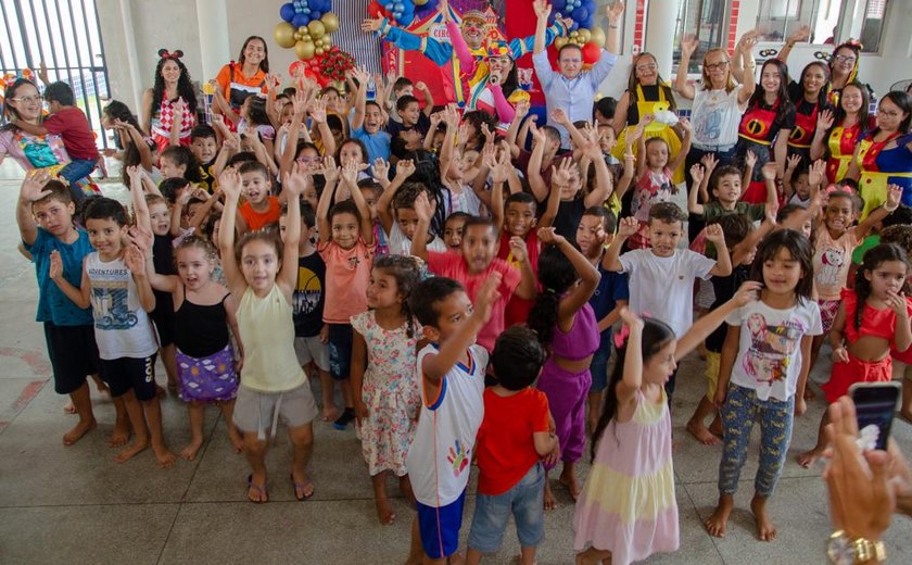 Mês das Crianças: Caravana da Felicidade leva diversão a alunos da rede municipal de Limoeiro