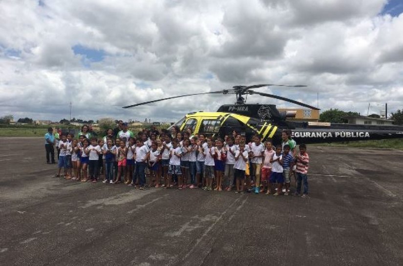 Alunos de escola de Arapiraca visitam Base do Grupamento Aéreo do Agreste