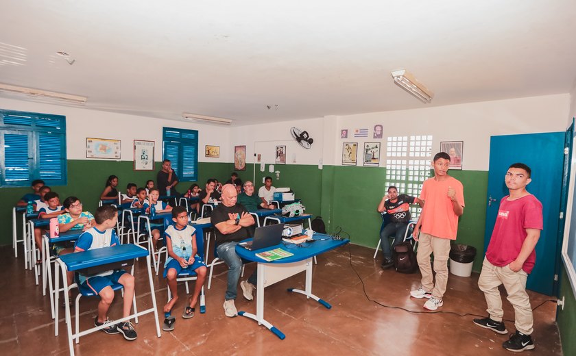 Alunos do Núcleo de Línguas de Maceió apresentam trabalhos sobre o Halloween