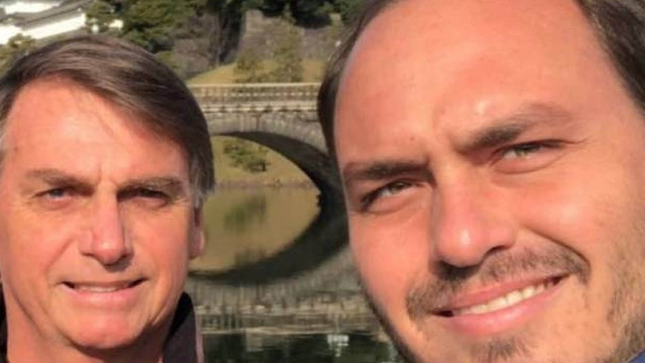Carlos Bolsonaro diz que ele o pai estão sendo ameaçados e registra boletim de ocorrência