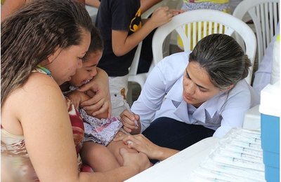 Secretaria de Saúde realiza ação de vacinação com moradores das grotas