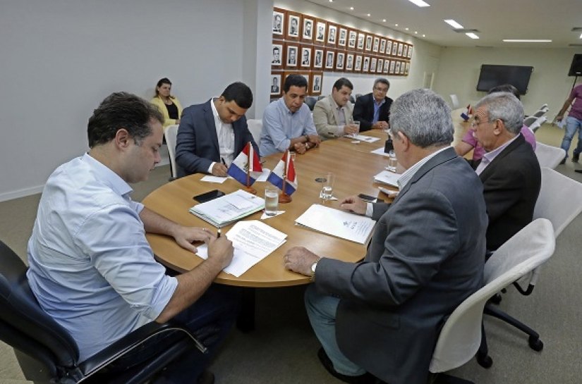 Governador assina ordem de serviço para Feira de Gado de Dois Riachos