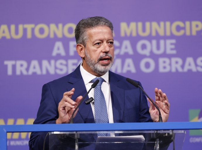 Relator da proposta de ampliação da isenção do Imposto de Renda, Lira atualiza gestores sobre a matéria