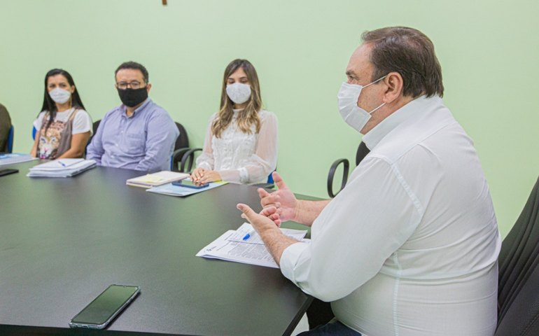 Luciano Barbosa assina decreto e descentraliza verbas para educação, saúde e centros de assistência