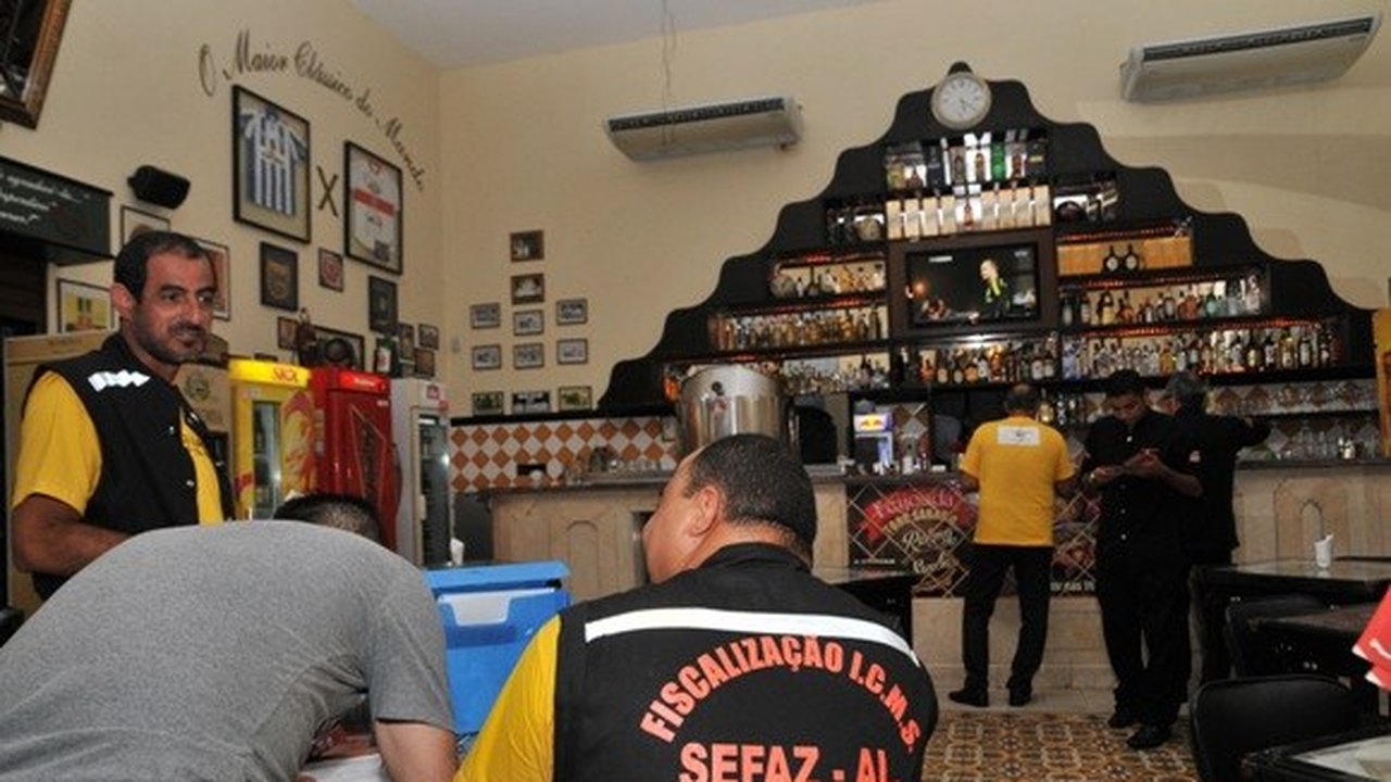 Equipes da Secretaria da Fazenda fiscalizam bares e restaurantes na Jatiúca
