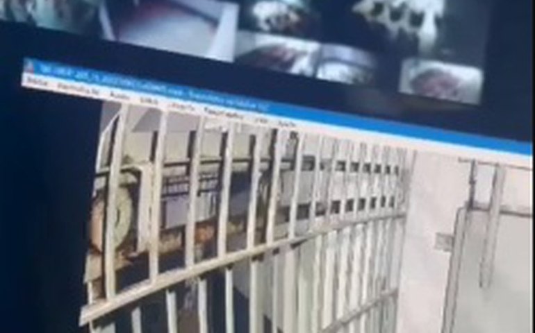 Imagens mostram momento em que advogado entrega celulares a detentos