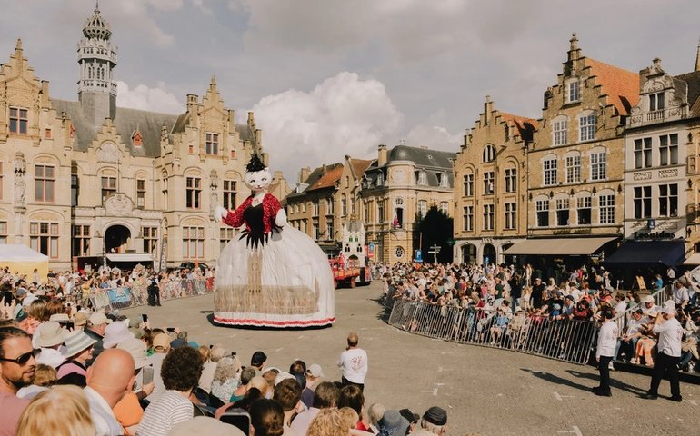 Conheça a cidade que matava gatos cruelmente no período medieval e hoje celebra os animais