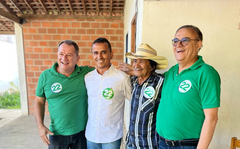 Em Santana do Mundaú, Edno Lino e Zé Lino recebem João Caldas antes da caminhada do 22