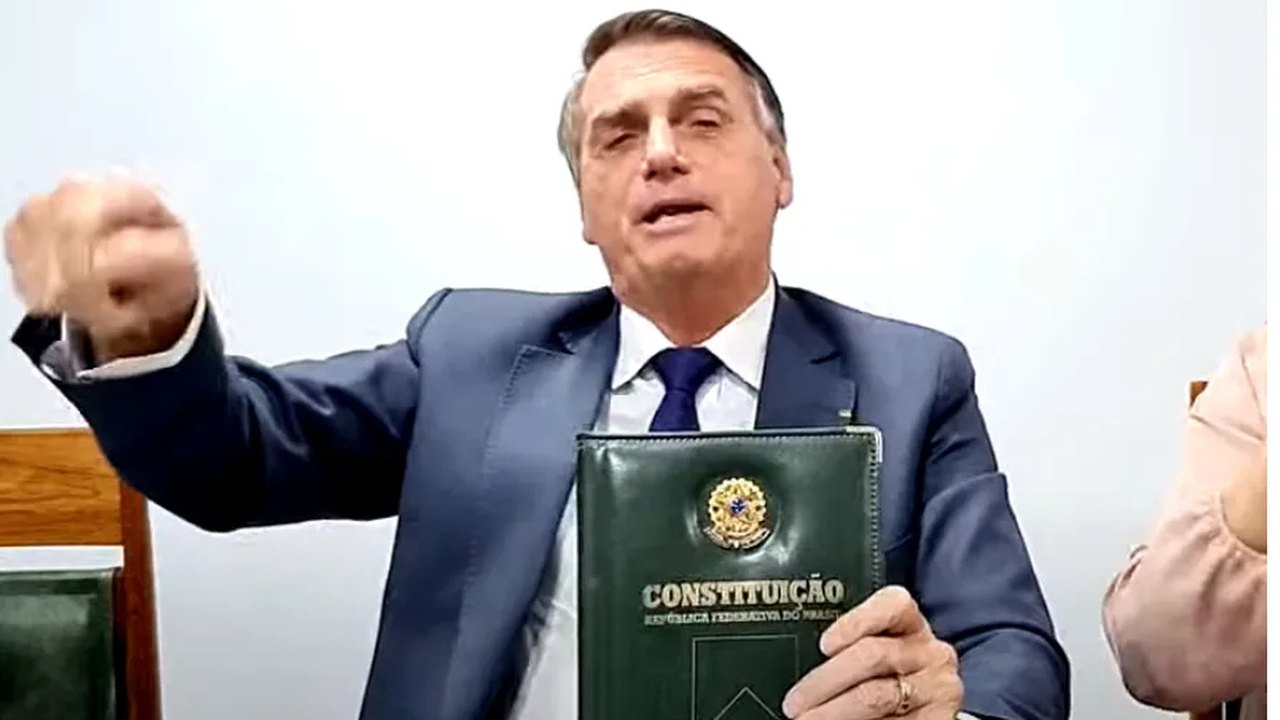 Em live, Bolsonaro mostra Constituição: ‘Esta é melhor carta à democracia’