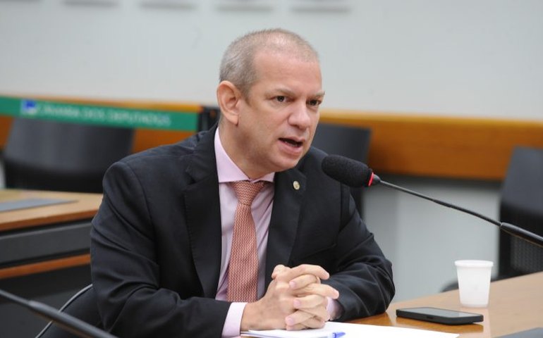 Comissão aprova uso obrigatório de fonte tamanho 14 em comunicações para idosos