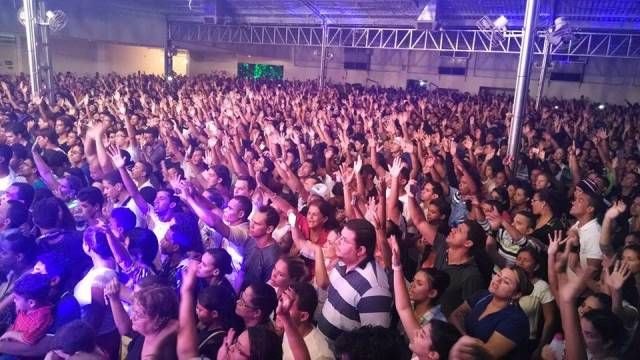 Jovens adoram a Deus e são impactados por seu poder em Maceió
