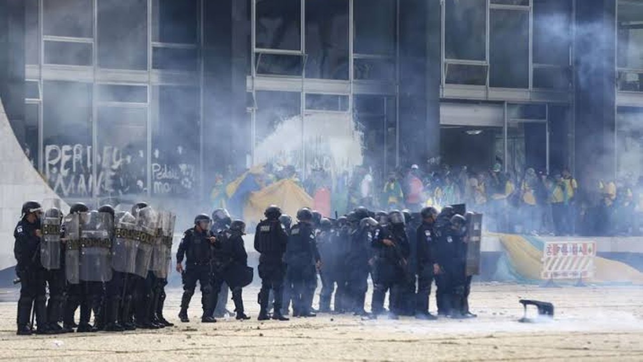 Batalhão da Guarda Presidencial se dirige à Praça dos Três Poderes em Brasília