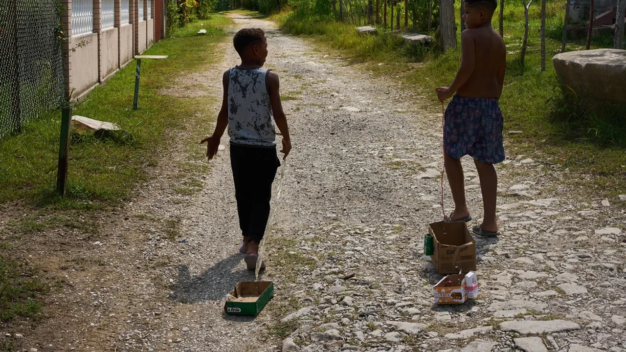 Escolas reabrem em toda Cuba enquanto persistem os problemas de escassez de combustível, água e energia.