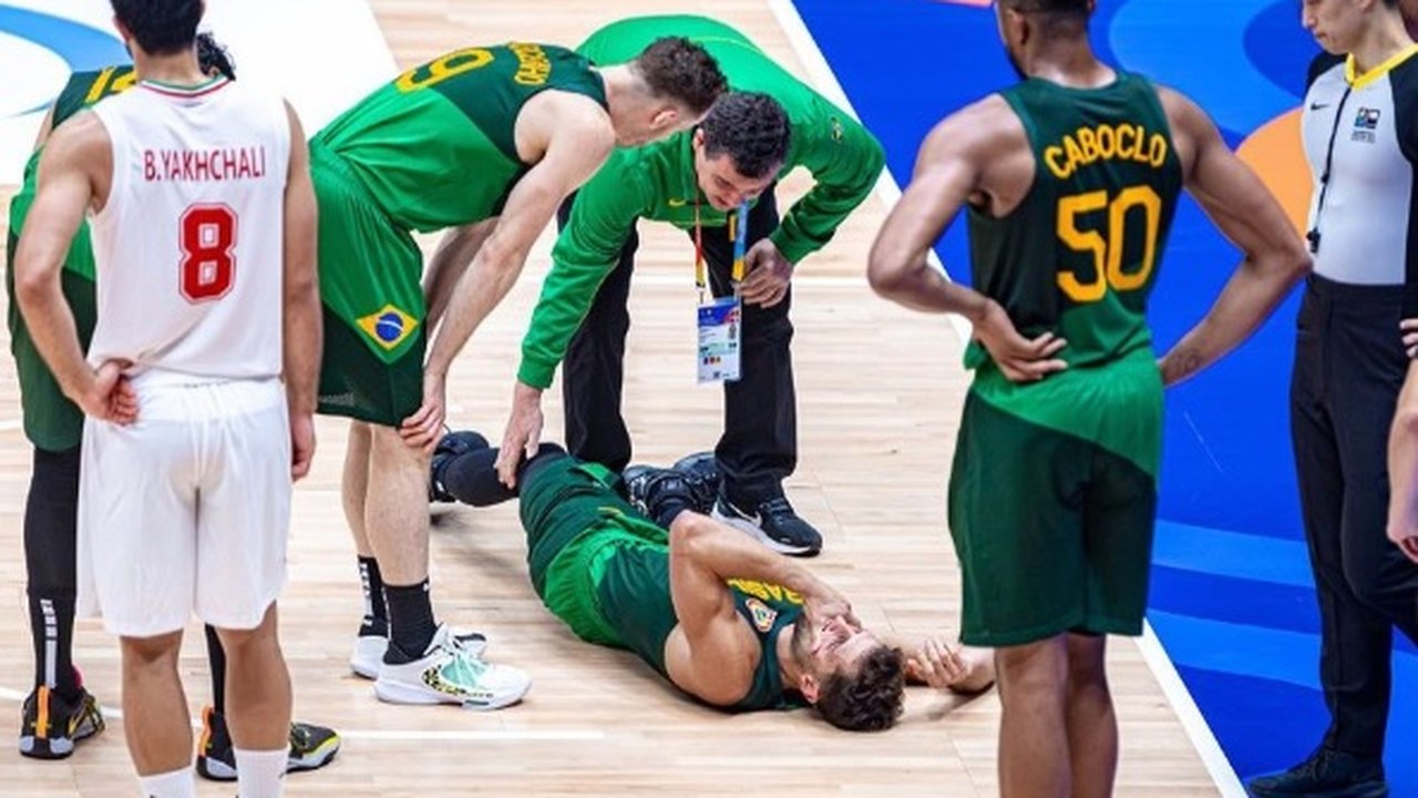 Raulzinho rompe tendão patelar do joelho direito e está fora do restante da Copa do Mundo de basquete