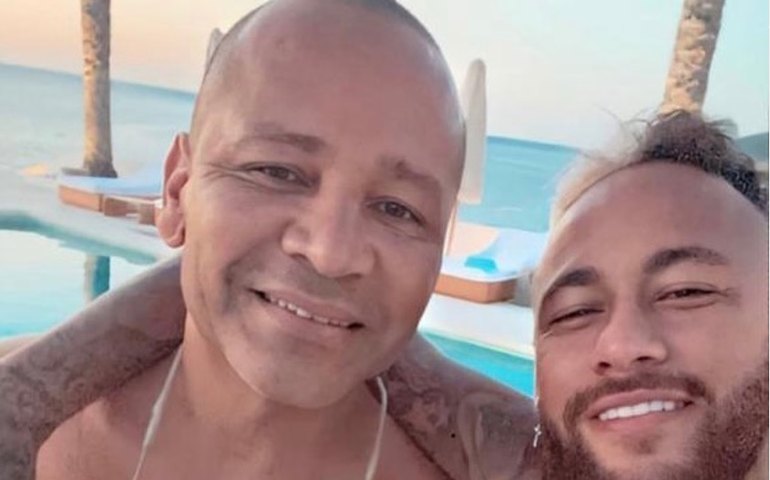 Neymar e seu pai mantêm silêncio sobre traição e lago embargado em evento em SP