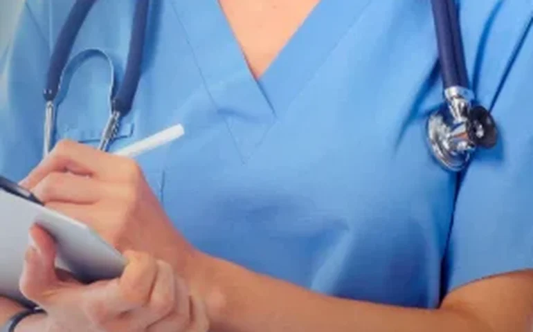 Direito à saúde: Justiça determina que Paulo Jacinto forneça tratamento domiciliar a idosa