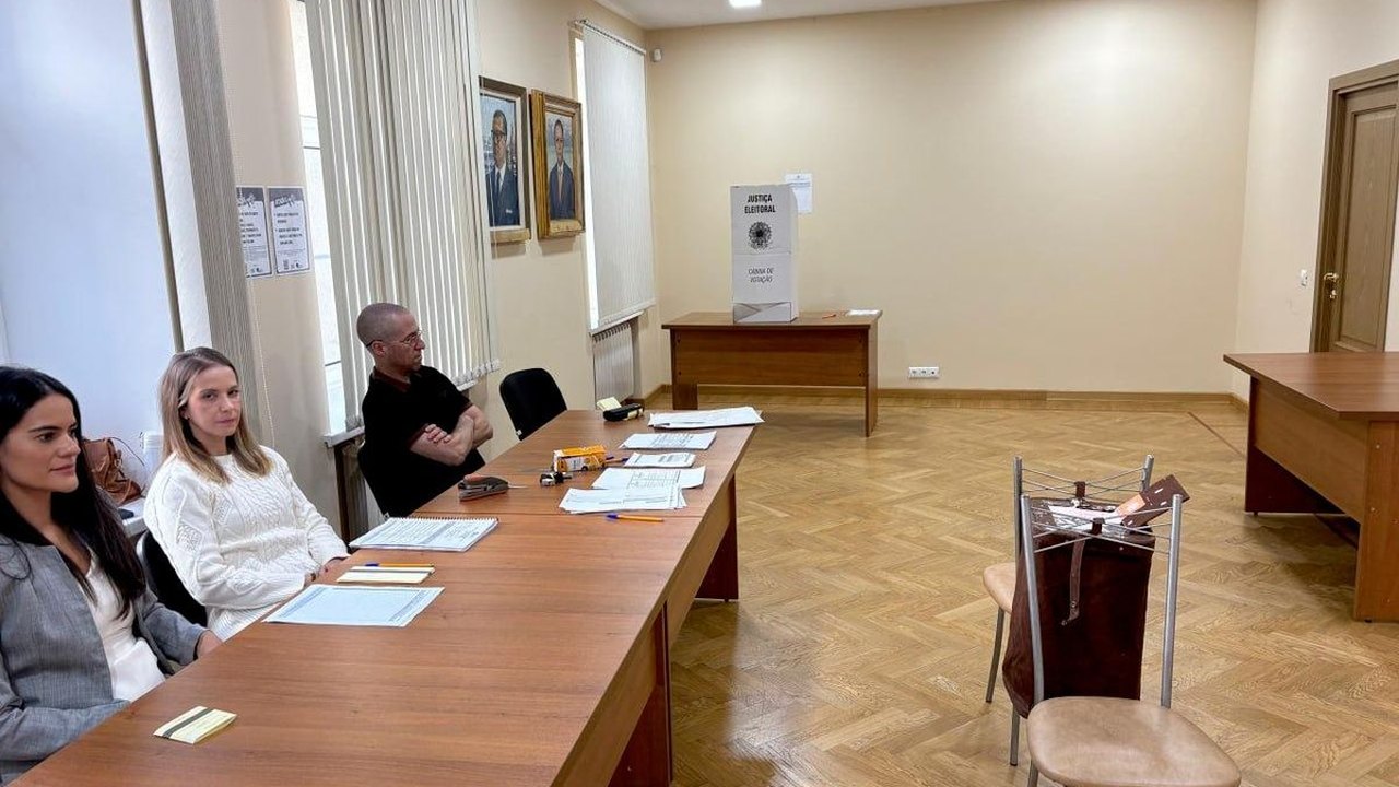 Embaixador do Brasil na Rússia explica peculiaridades da votação com urna de lona