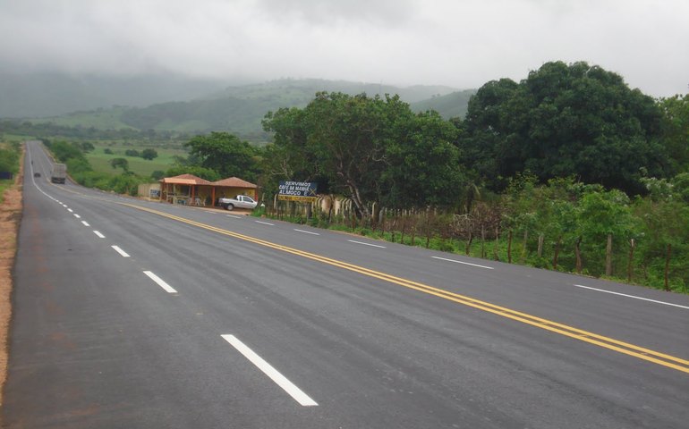 Motorista perde o controle do caminhão e tomba na Serra das Pias