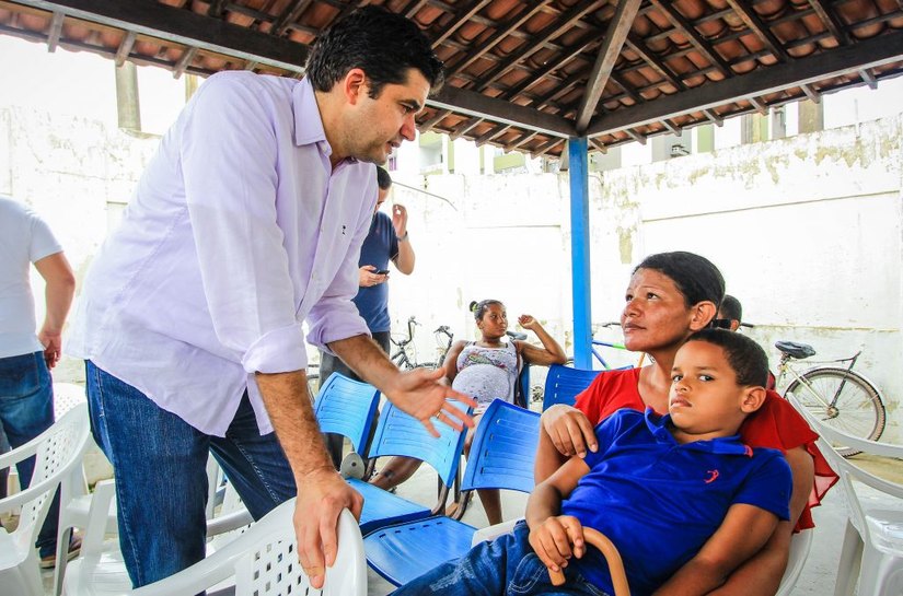 Prefeito Rui Palmeira acompanha assistência às vítimas das chuvas no Casa