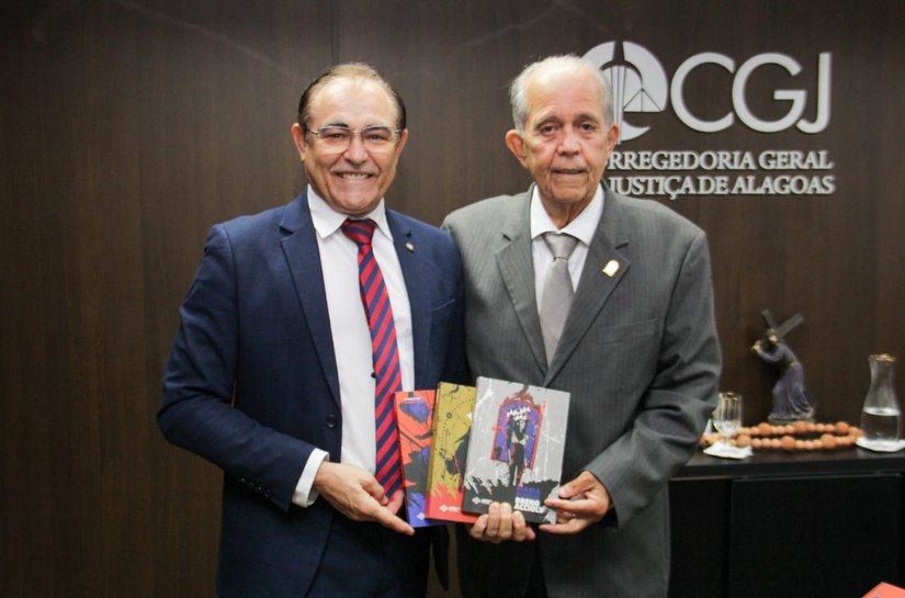 Juiz presenteia corregedor-geral com obras de Breno Accioly