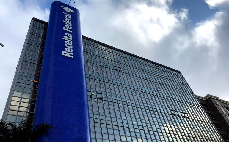 Receita paga nesta sexta último lote de restituição do IR. Confira