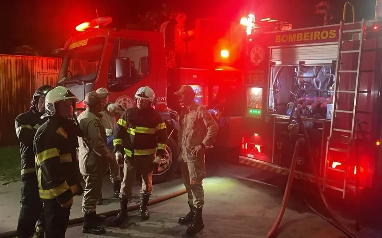 Polícia Civil investiga incêndio em residência que deixou homem morto e mulher gravemente ferida