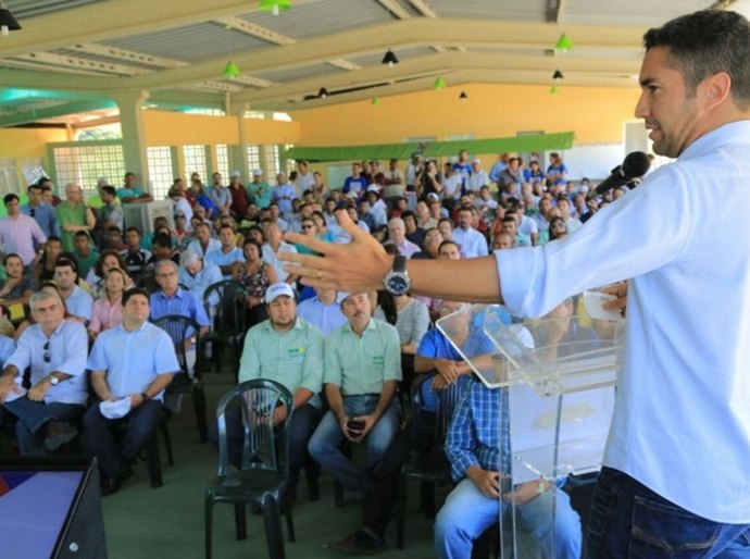 Sedetur entrega placa solar para beneficiamento do mel