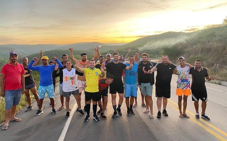 Prefeito e vice de Belo Monte caminham de Batalha até o município para pagar promessa