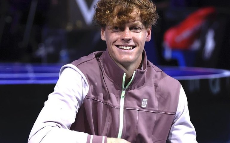 Sinner vê Raonic desistir no 2º set, completa 200 vitórias na carreira e vai à semi em Roterdã