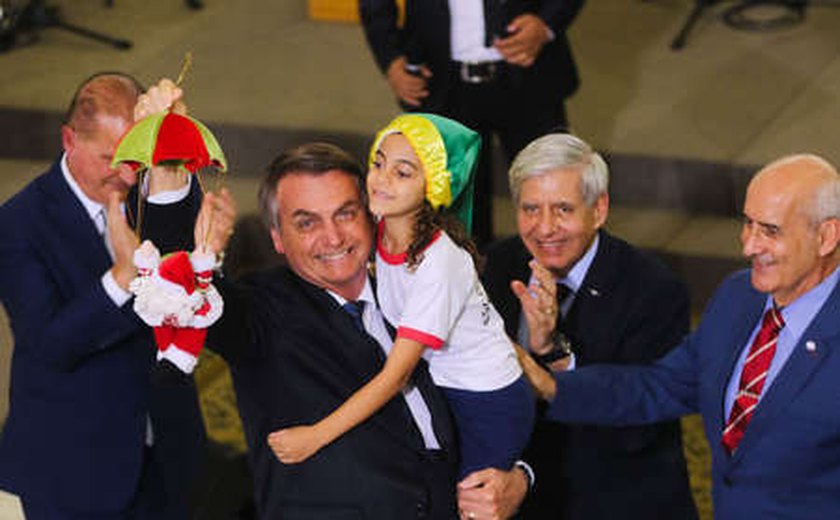 Sem máscaras, Bolsonaro e ministros participam de iniciativa de Natal solidário