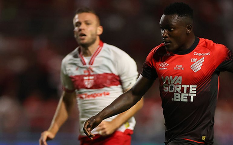 CRB perde para o Athletico-PR e vê jejum do Furacão finalmente chegar ao fim