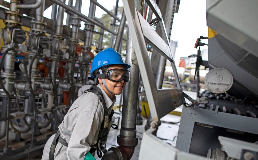 Vagas para mulheres: Senai prorroga inscrições em curso e petroquímica