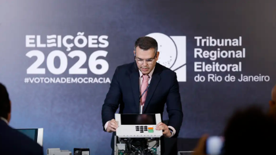 TRE-RJ abre urna para o público e defende segurança do voto eletrônico