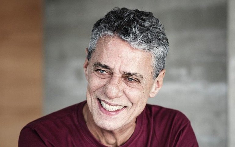 Chico Buarque passará por cirurgia na coluna aos 77 anos