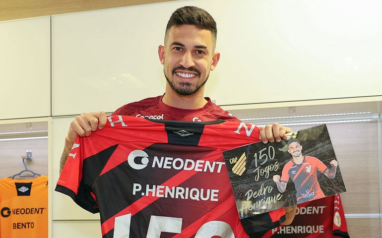 Zagueiro Pedro Henrique fratura o tornozelo e passará por cirurgia no Athletico-PR