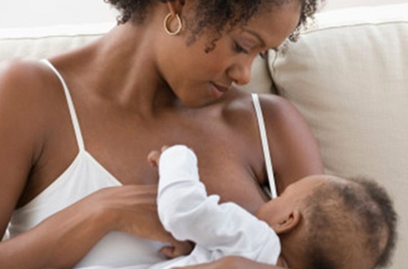 Mães com suspeita ou confirmação de zika devem amamentar normalmente