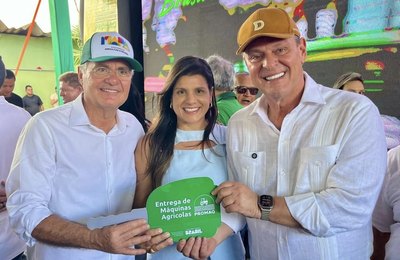 Prefeita Marcela Gomes recebe uma nova retroescavadeira para atender ao setor agrícola de Novo Lino