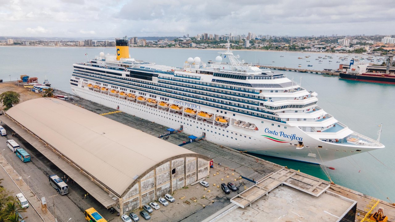 Primeiro navio da temporada 24/25 de cruzeiros chegou em Alagoas nesta segunda (18)