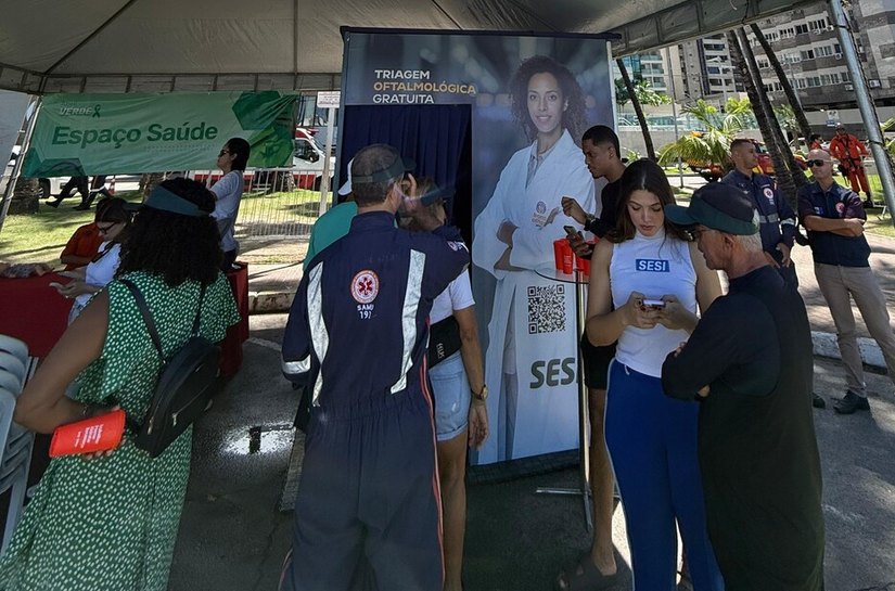 SESI leva triagem oftalmológica gratuita à ação do Abril Verde na orla de Maceió