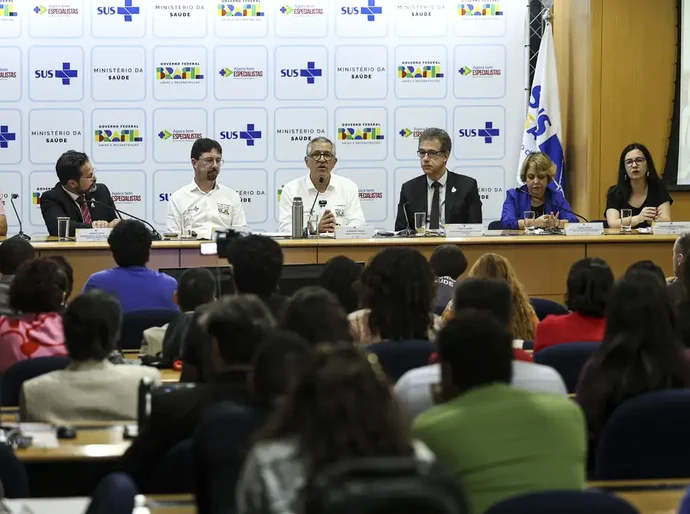 Saúde anuncia 3 mil vagas de residência e 900 para especialistas